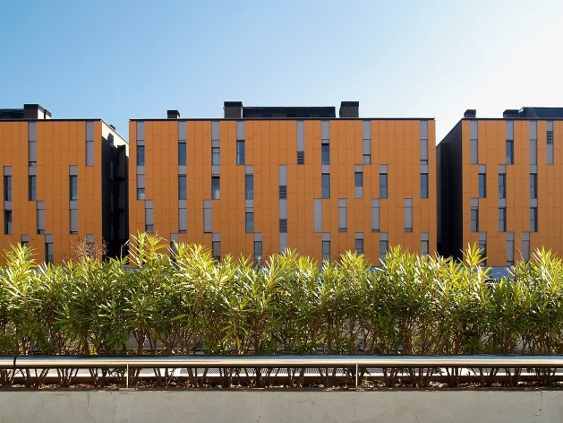 Conjunto Habitacional Fira de Barcelona – L’Hospitalet de Llobregat, fachada norte, Barcelona 2009. ONL Arquitectura<br />Foto Gianluca Giaccone 