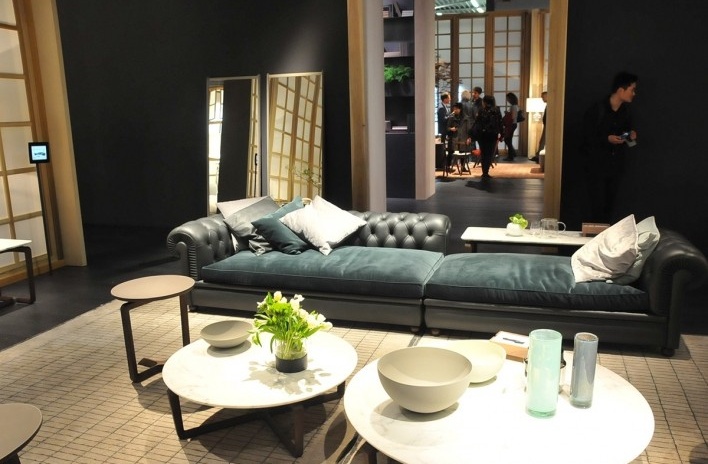 Salone del Mobile, Poltrona Frau. A Chester Line, releitura contemporânea da Chester, linha icônica por excelência da Poltrona Frau, mantem a original e impecável elegância aumentando os arranjos possíveis. Os tampos de mesas auxiliares, que podem ser uti<br />Foto Marcelo Maingué, 06 abr. 2017 