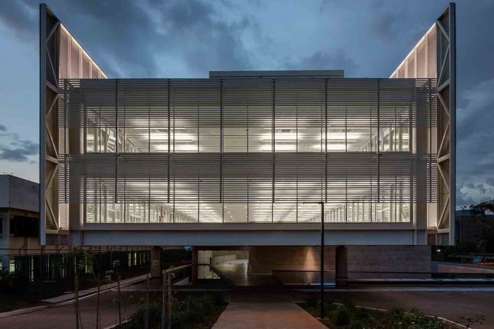 Nova sede da Confederação Nacional de Municípios – CNM, Brasília DF, 2016. Arquitetos Luís Eduardo Loiola e Maria Cristina Motta / Mira Arquitetos<br />Foto Leonardo Finotti 