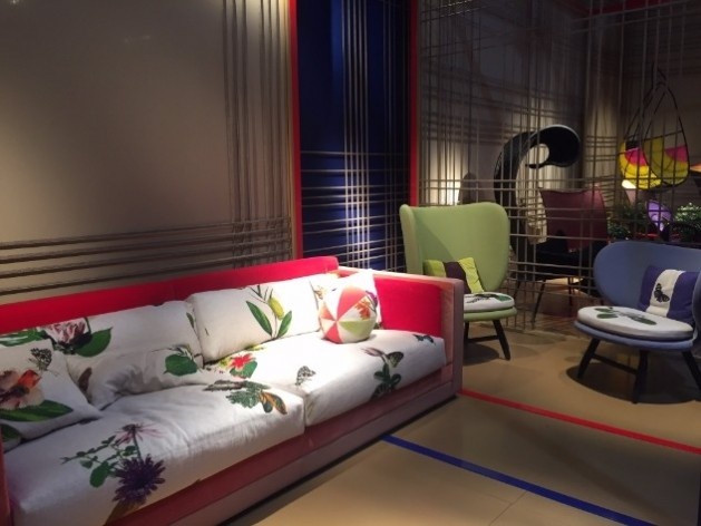 Salone del Mobile, Moroso. Sofá revestido com tecido Ikebana de Edward Van Vliet para Moroso<br />Foto Maria Fernanda Pereira, 06 abr. 2017 