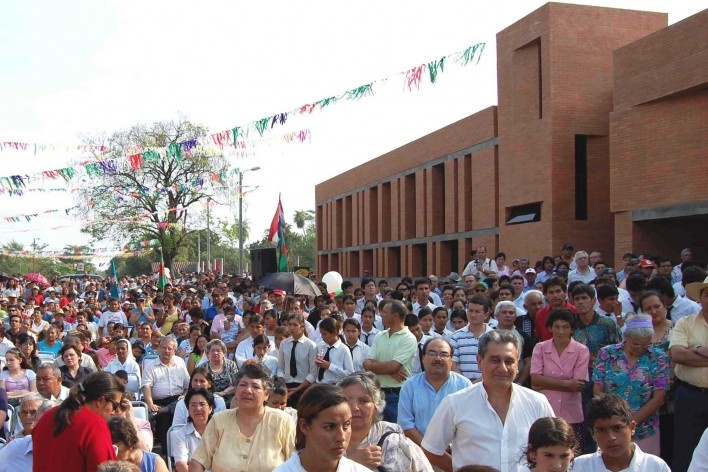 Cootrapar – cooperativa de trabajadores de aceros del Paraguay. Usos del edificio: fiesta popular y arquitectura. Arq. Luis Alberto Elgue y Arq. Cynthia Solis Patri. Villa Hayes, Paraguay. 2007 – 2008.