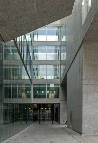 A nova Bocconi, Milão, Grafton Architects, projeto de 1999-2000, inauguração em 2008. O pátio de acesso pela via Roetgen<br />Foto Lucas Corato 