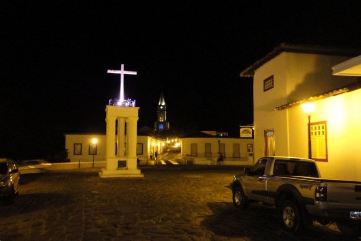 Monumento em homenagem ao Anhanguera, com ponte da Lapa e Casa de Cora Coralina atrás. Mais ao fundo, atual igreja do Rosário iluminada por noite nostálgica<br />Foto Carolina Fidalgo de Oliveira 