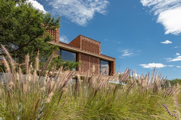 Cangahua House, Pacho Salas, Tumbaco, Ecuador, 2020. Architects Felipe Muller, Gonzalo Diez, Paola Picciallo, Alvaro Borrero and Hugo Navarrete (authors) / Diez+ Muller Arquitectos<br />Foto/photo Jag Studio 