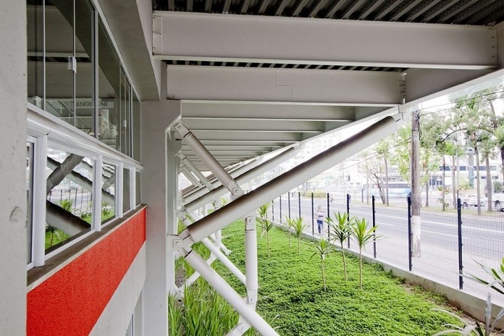 Supermercado Angeloni, Criciúma, 1976-1978 (original) e 2009-2011 (reforma e ampliação). Douglas Piccolo Arquitetura<br />Foto Cinara Piccolo 