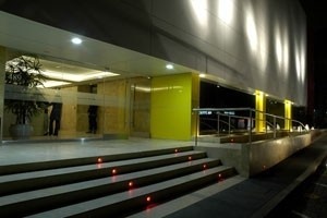 Perímetro do edifício marcado por luminárias vermelhas<br />Imagem do autor do projeto 