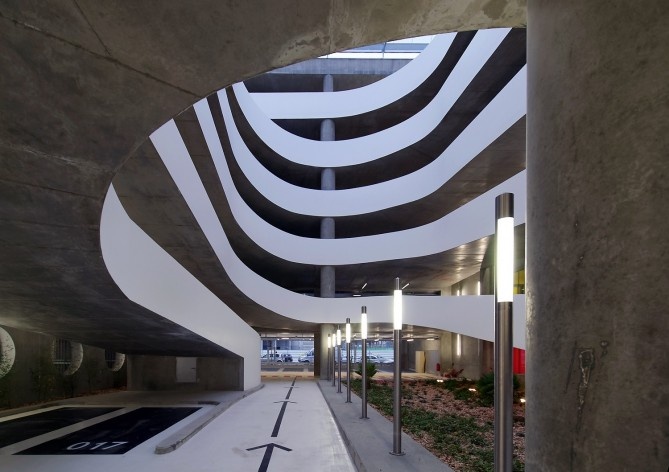 Edifício de Uso Misto, espaço central das rampas, Grenoble. Arquiteto Hugues Grudzinski / GaP Studio<br />Foto divulgação  [GaP Studio]