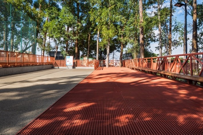 Parque Sabesp Cangaíba, piso com coleta de águas pluviais. Levisky arquitetos estratégia urbana<br />Foto Ana Mello 