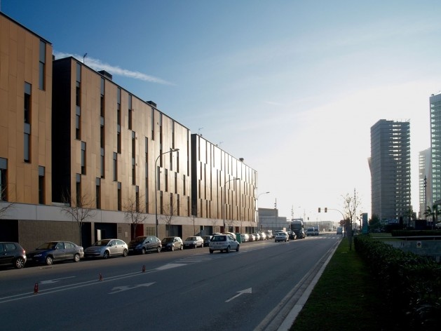 Conjunto Habitacional Fira de Barcelona – L’Hospitalet de Llobregat, fachada norte, Barcelona 2009. ONL Arquitectura<br />Foto Gianluca Giaccone 