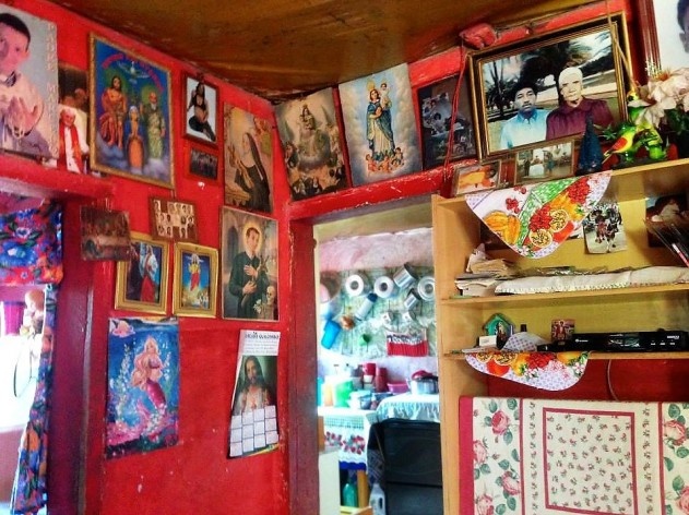 Interior de residência com rico repertório religioso e familiar<br />Foto Fabio Lima 