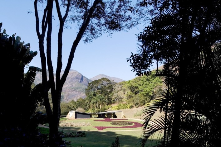 Casa Cavanelas, Petrópolis RJ, 1954, arquiteto Oscar Niemeyer<br />Foto Leonardo Finotti 