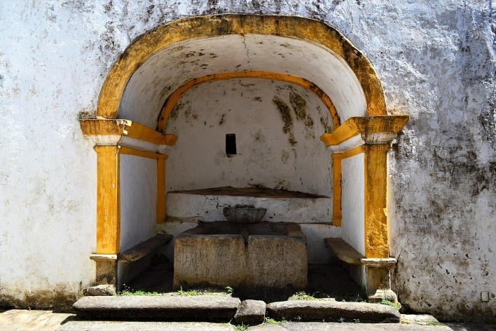 Fonte com bacia e tanque de pedra no quintal da Casa de Tomás Antônio Gonzaga, Ouro Preto MG, 2014<br />Foto Elio Moroni Filho 