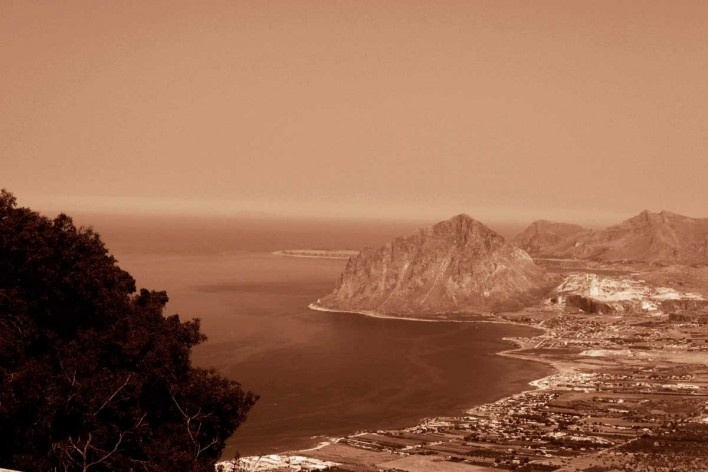 Vista aérea da costa marítima e do Monte Cofano, ao fundo. Erice, Itália. Agosto/2010<br />Foto Francisco Alves 