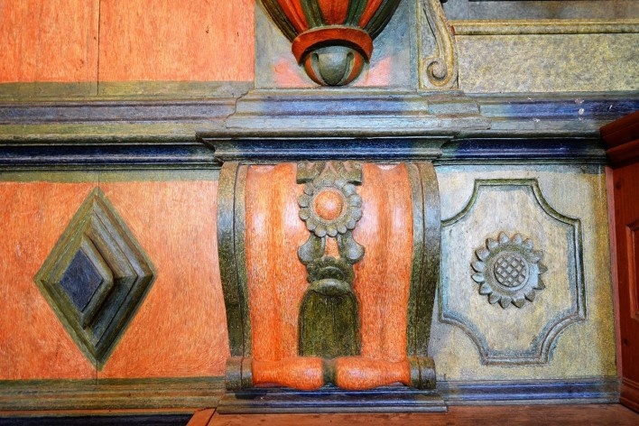 Capela de São João Batista, pormenor de decoração em talha com motivos geométricos e florais, retábulo da capela-mor, extinto Arraial do Ferreiro, Goiás Velho GO, 2014<br />Foto Elio Moroni Filho 