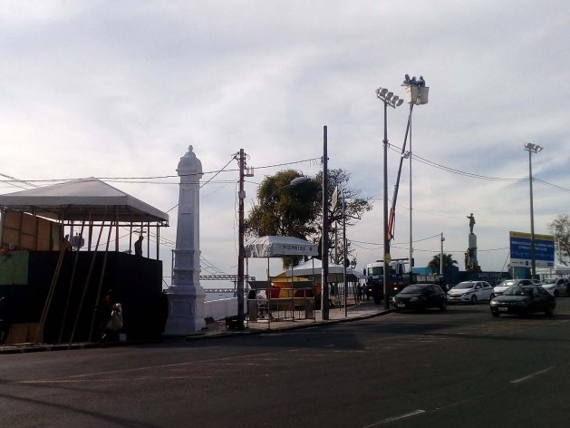 A praça Castro Alves é o ponto extremo do circuito Osmar, onde os trios viram da avenida Sete de Setembro para a rua Carlos Gomes, e está ocupada por instalações de apoio e banheiros químicos<br />Foto Volha Yermalayeva Franco 