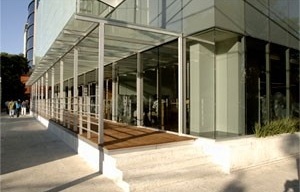 Vista da passarela comercial<br />Imagens dos autores do projeto 