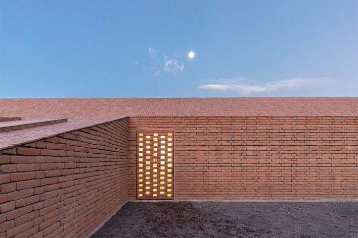 Cangahua House, Pacho Salas, Tumbaco, Ecuador, 2020. Architects Felipe Muller, Gonzalo Diez, Paola Picciallo, Alvaro Borrero and Hugo Navarrete (authors) / Diez+ Muller Arquitectos<br />Foto/photo Jag Studio 