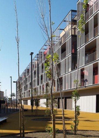 Conjunto Habitacional Fira de Barcelona – L’Hospitalet de Llobregat, fachada sul, Barcelona 2009. ONL Arquitectura<br />Foto Gianluca Giaccone 