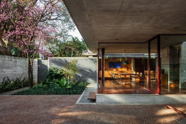 Casa Villa Lobos, 2018, São Paulo SP Brasil. Arquitetos Cristiane Muniz, Fabio Valentim, Fernanda Barbara e Fernando Viégas/ Una Arquitetos<br />Foto Nelson Kon 