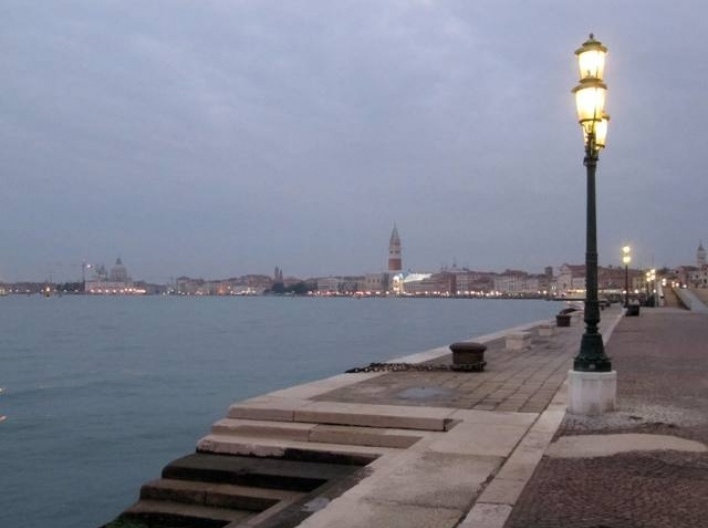 Veneza amanhecendo, Riva degli Schiavoni, ao fundo Piazza San Marco, outubro 2009<br />Foto Sergio Jatobá 