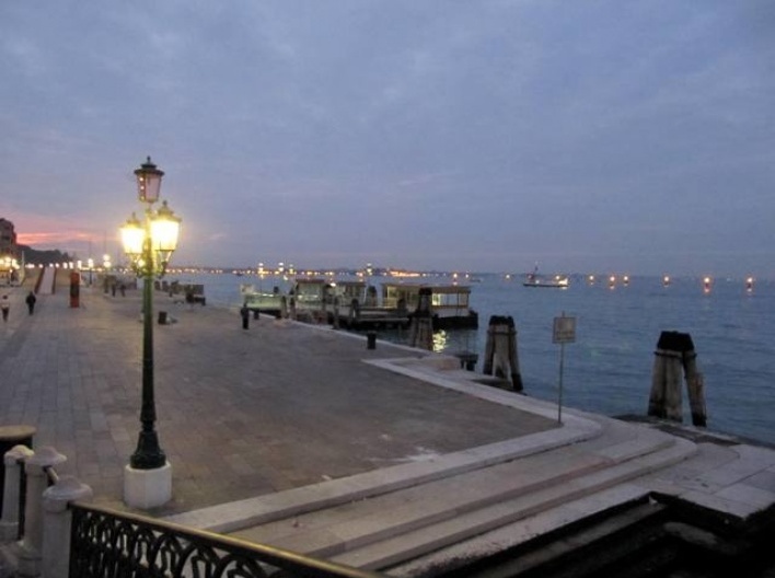 Veneza amanhecendo, Riva degli Schiavoni, outubro 2009<br />Foto Sergio Jatobá 