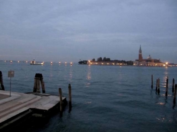Veneza amanhecendo, vista da ilha San Giorgio Maggiore a partir da Riva degli Schiavoni<br />Foto Sergio Jatobá 