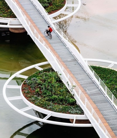 Bayer – Passarela sobre o Canal Guarapiranga, São Paulo, 2013. Arquitetos Roberto Loeb e Luis Capote<br />Foto Pedro Kok 