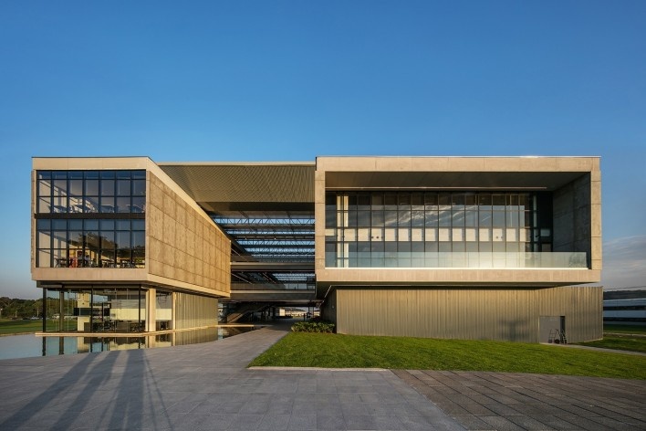 Ágora Tech Park, Joinville SC Brasil, 2019. Arquitetos Marcus Vinicius Damon, Guilherme Bravin e Andressa Diniz / Estúdio Módulo<br />Foto Nelson Kon 