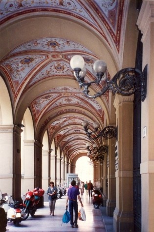 Edifício porticado, Bolonha, 1994<br />Foto Abilio Guerra 