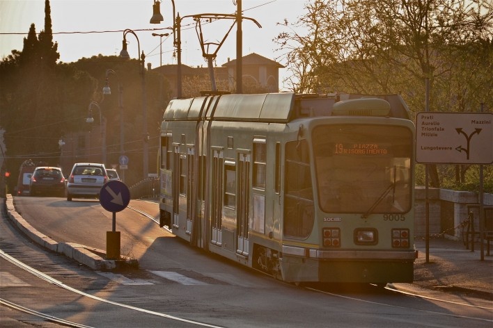 Contaminações, transporte sobre trilhos (Tram) a eletricidade e automóveis no centro urbano de Roma<br />Foto Fabio José Martins de Lima 