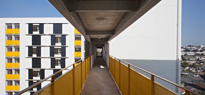 Residencial Corruíras, passarela em estrutura metálica. Marcos Boldarini, Lucas Nobre e Renato Bomfim<br />Foto Daniel Ducci 