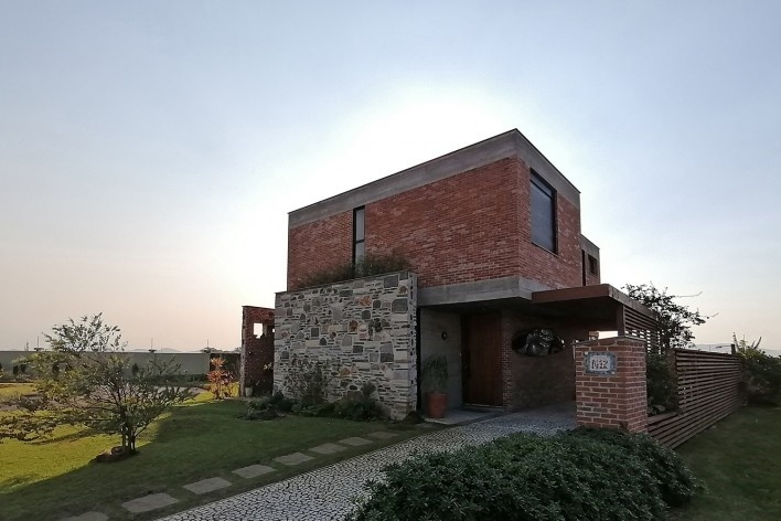 Casa Los Muros, Xangri-lá RS Brasil, 2015. Arquitetos Cristiano Kunze e Nathalia Cantergiani / Cantergiani + Kunze Arquitetos<br />Foto divulgação  [Cantergiani + Kunze Arquitetos]