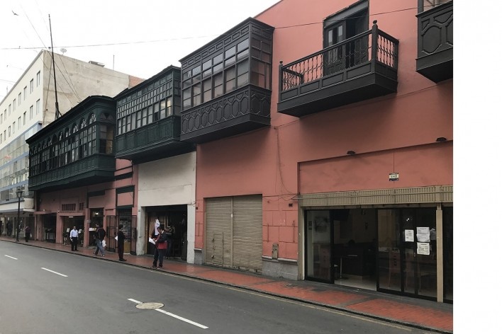 Balcões tradicionais de sobrados no distrito central de Lima<br />Foto José Lira 