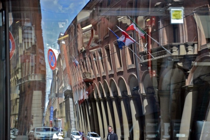 Centro Histórico de Bolonha, patrimônio refletido em parabrisa de ônibus<br />Foto Fabio Jose Martins de Lima 