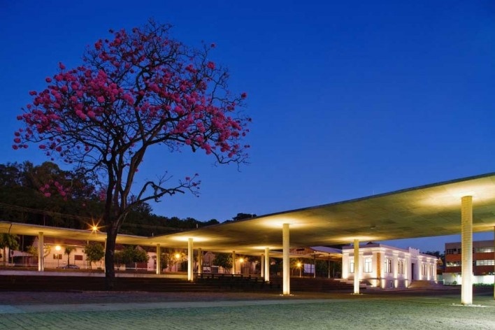 Centro Cultural de Araras, vista externa noturna.AUM arquitetos, 3º. prêmio categoria profissional/ obras concluídas Araras,SP,2003-2009