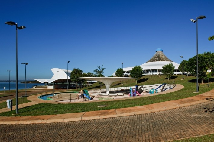 Sarah Brasília Lago Norte, playground, Brasília DF<br />Foto Nelson Kon  [LIMA, João Filgueiras (Lelé). "Arquitetura - uma experiência na área da saúde"]