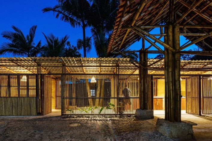 Centro comunitário Camburi, Ubatuba SP Brasil, 2018. CRU! Architects, Sven Mouton, Reintje Jacobs, Britt Christiaense e Jan Detavernier<br />Foto Nelson Kon 