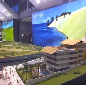 Estande com empreendimento imobiliário no pavilhão brasileiro<br />Foto Affonso Orciuoli 