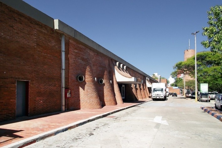 Montevidéu, laterais do shopping com paredes curvas e óculos para iluminação dos sanitários<br />Foto Atalie Rodrigues Alves 