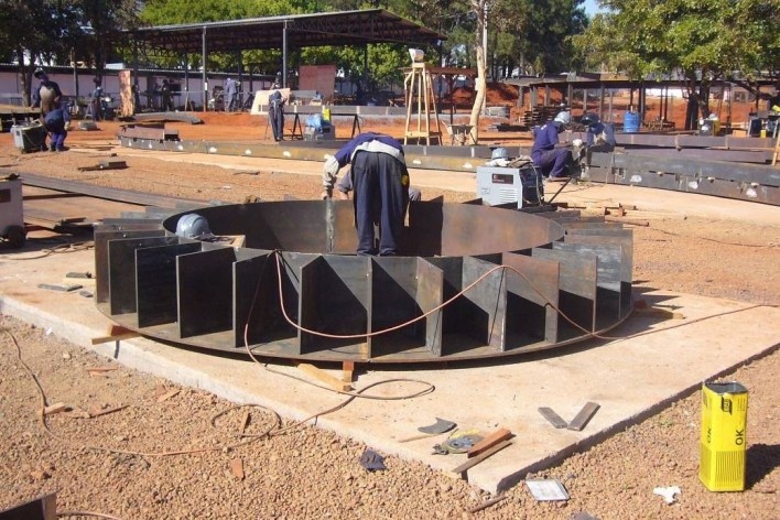 Fundação Darcy Ribeiro. Fabricação do anel de cobertura. Instituto Brasileiro de Tecnologia do Habitat, Arquiteto João Filgueiras Lima, Lelé. Brasília DF, Brasil, 2010