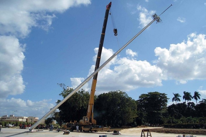 Içamento das torres de iluminação da Praça, 9 de dezembro de 2007<br />Foto divulgação 