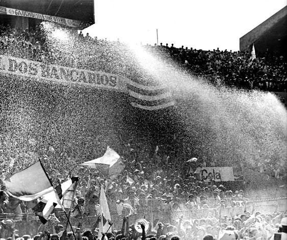 Torcida corintiana no Beira-Rio, decisão do Campeonato Brasileiro de 1976, contra o Internacional de Porto Alegre