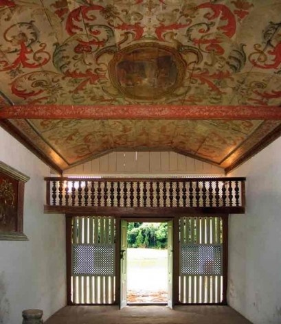 Sítio Santo Antônio, teto decorado e balcão da capela, São Roque<br />Foto Victor Hugo Mori 