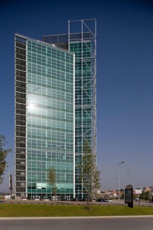 Tower Plaza. Vista externa do edifício, Regino Cruz Arquitectos, Vila Nova de Gaia, Portugal<br />Foto FG+SG 