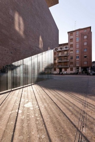 A nova Bocconi, Milão, Grafton Architects, projeto de 1999-2000, inauguração em 2008. Vista da esquina entre a via Bligny e a via Roentgen<br />Foto Lucas Corato 