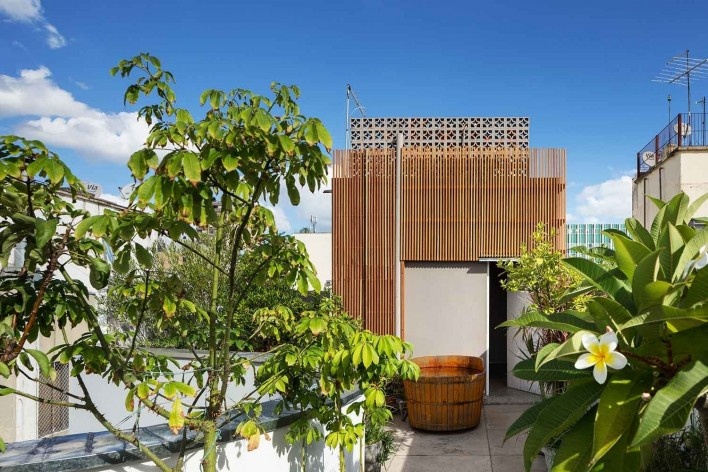 Edifício Península, teto jardim, Porto Alegre, Brasil, 2013. Arquitetos Cristiano Kunze e Nathalia Cantergiani<br />Foto Marcelo Donadussi 
