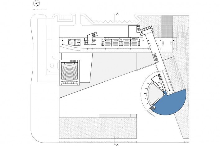 Planta do pavimento Térreo Superior, onde se localiza a Praça Monumental e os elementos públicos do programa, tais como o hall de acesso, acesso à galeria de público do plenário, salas das comissões e capela ecumênica