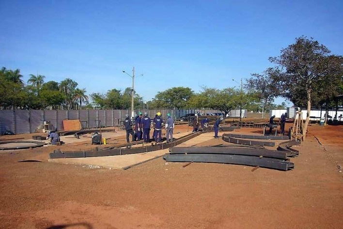 Fundação Darcy Ribeiro. Fabricação das vigas de cobertura do prédio principal. Instituto Brasileiro de Tecnologia do Habitat, Arquiteto João Filgueiras Lima, Lelé. Brasília DF, Brasil, 2010