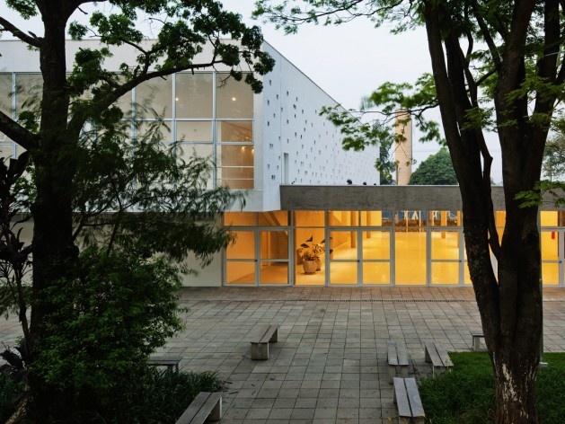 Centro de capacitação dos profissionais da educação Dra. Zilda Arns. Bloco do auditório. Carolina Penna Arquitetura e Urbanismo, 2008 – 2011. São Caetano do Sul, SP - Brasil<br />foto Nelson Kon 