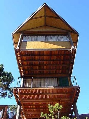 A estrutura da casa é aparente, mostrando o partido orgânico do projeto<br />Imagem dos autores do projeto 